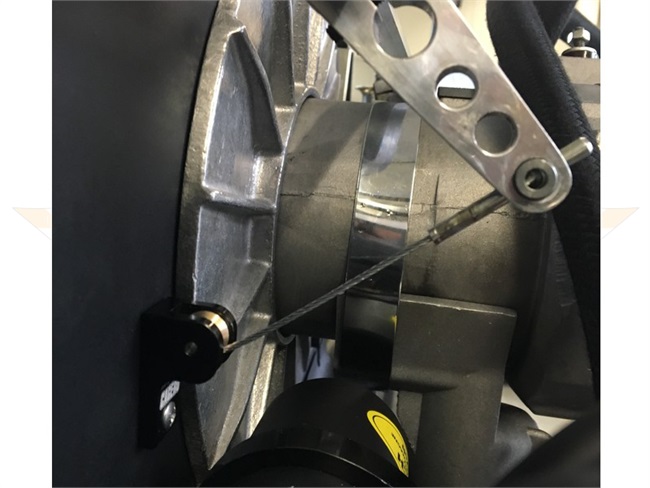 Bild 3 - F�hrungsrohr Gaszug mit F�hrungsrolle