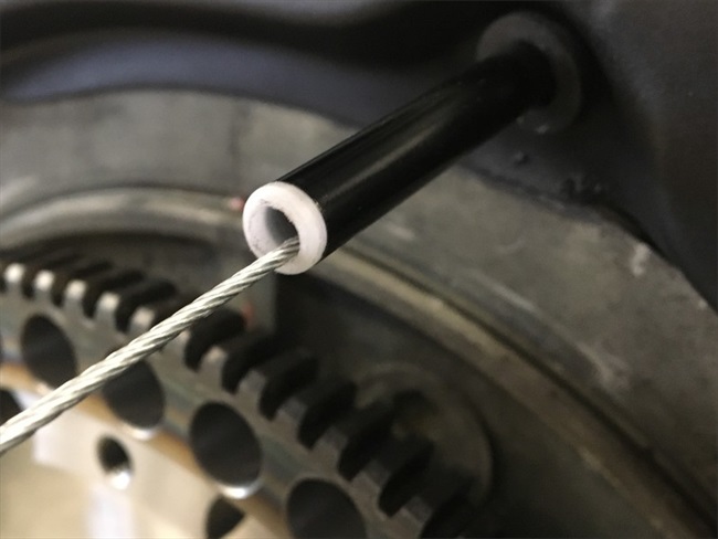 Bild 4 - F�hrungsrohr Gaszug mit F�hrungsrolle