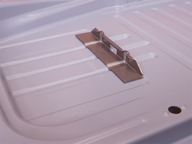 Bild 3 - Hakenblech Batteriebefestigung